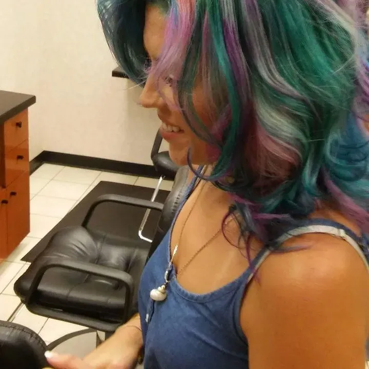https://cdn.salonspotlight.com/photos/1gt8GYWyzCxl8pohEG25/aa1d4c1c-64eb-46e6-9917-144bb4200212_720x720