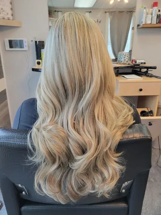 https://cdn.salonspotlight.com/photos/1gyiYNaKfGO2KfgTpLVN/189afddc-c938-44bc-b8e3-38f619e83b38_720x720
