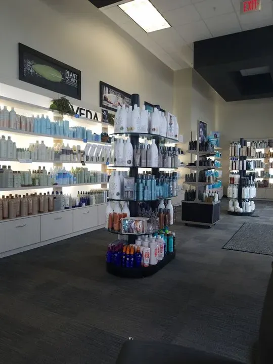 https://cdn.salonspotlight.com/photos/1hEZDX7gjmy3ZHxXR57f/74db2bdf-7e74-41da-8616-539bc8723e4f_720x720