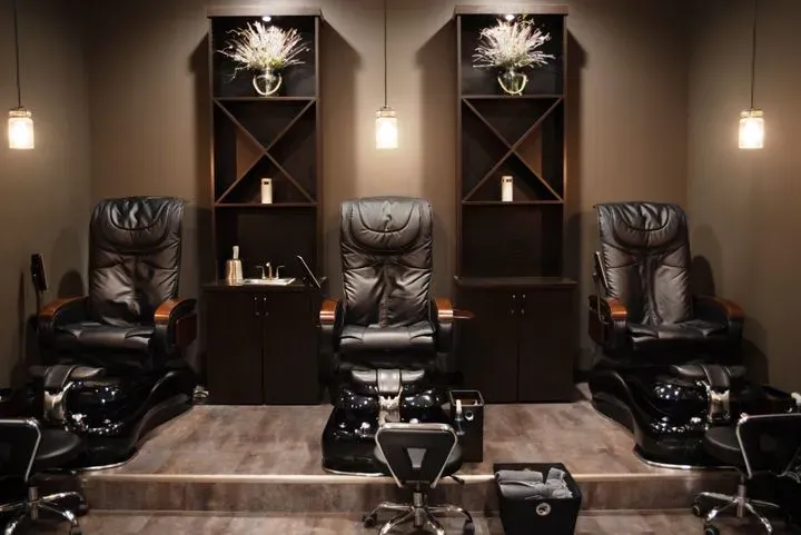 https://cdn.salonspotlight.com/photos/1hEZDX7gjmy3ZHxXR57f/894ff9f7-d30d-4fe8-a410-53fa1d86999b_720x720