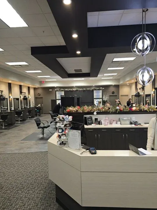 https://cdn.salonspotlight.com/photos/1hEZDX7gjmy3ZHxXR57f/9b7b0226-f391-46de-9737-09487b2d78e6_720x720