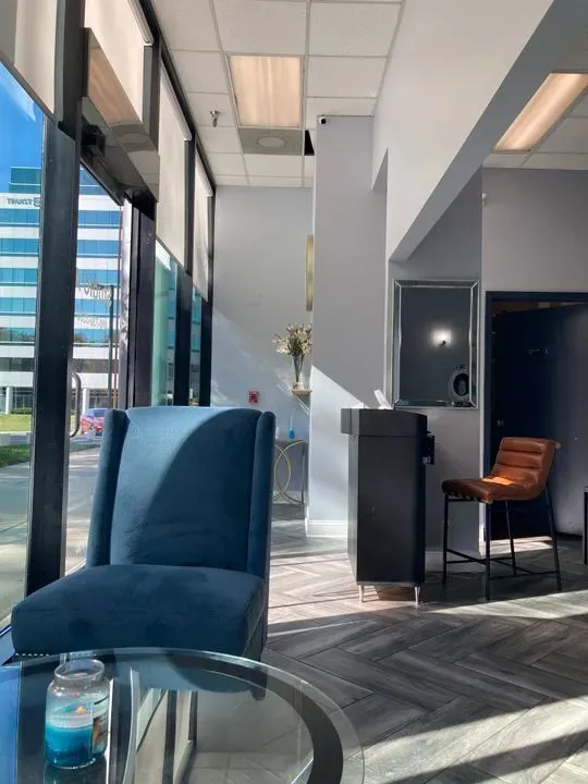 https://cdn.salonspotlight.com/photos/1iAFPDi2jozZS8RTcsrq/25896290-3525-4266-a385-975f7e4b9f69_720x720