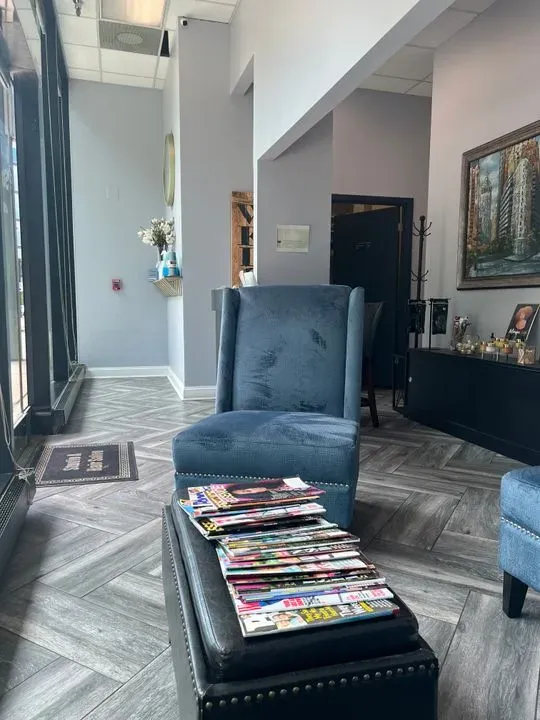 https://cdn.salonspotlight.com/photos/1iAFPDi2jozZS8RTcsrq/443bb558-636f-4bb9-a9f5-95626f09ad86_720x720