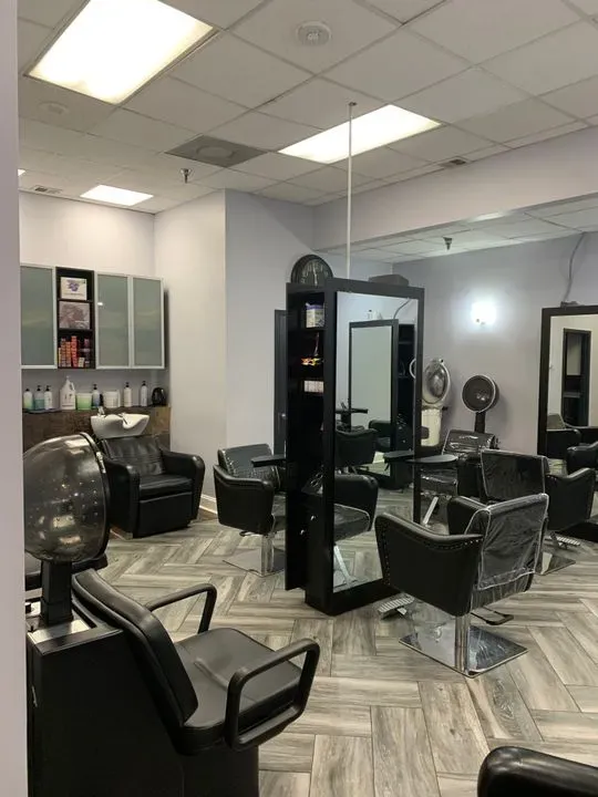 https://cdn.salonspotlight.com/photos/1iAFPDi2jozZS8RTcsrq/9df130e2-7abc-47d0-9228-34eb54073422_720x720