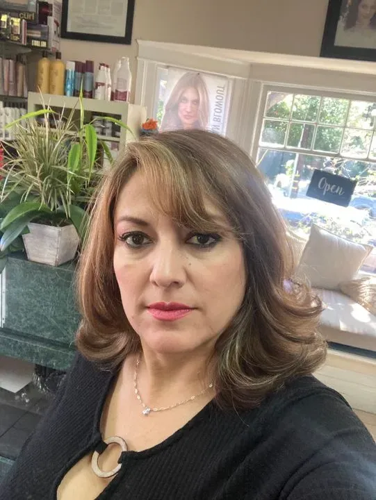 https://cdn.salonspotlight.com/photos/1k2XzzICPhNbE52RN2C9/6d5fb684-b3b0-4479-920f-a902f3ea4eb9_720x720
