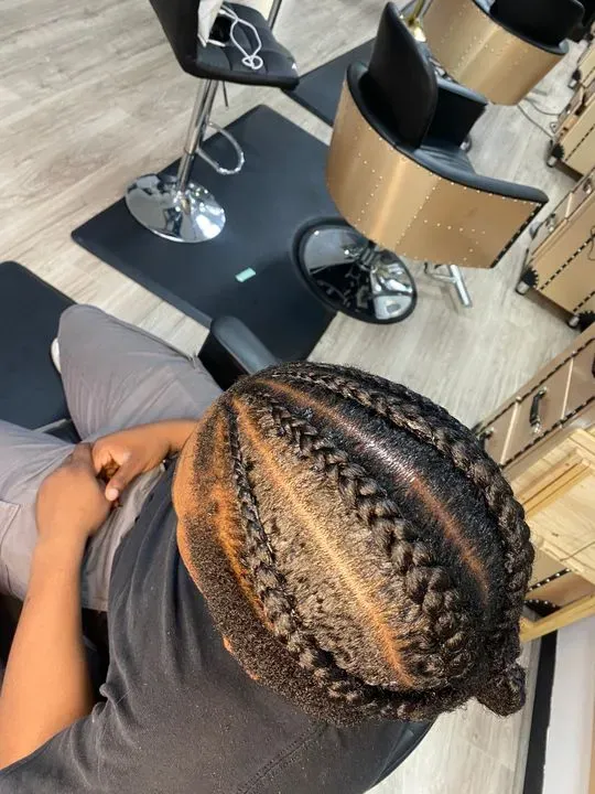 https://cdn.salonspotlight.com/photos/1kOzxHIp3rB6s1bJYwtw/37a64505-2700-47e8-82b9-c9f2cefb2a55_720x720