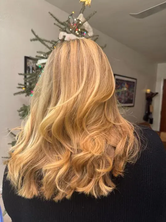 https://cdn.salonspotlight.com/photos/1l8eseszru3ZJJSWwYle/07a65a3e-a04d-4328-8bde-b39a88885199_720x720