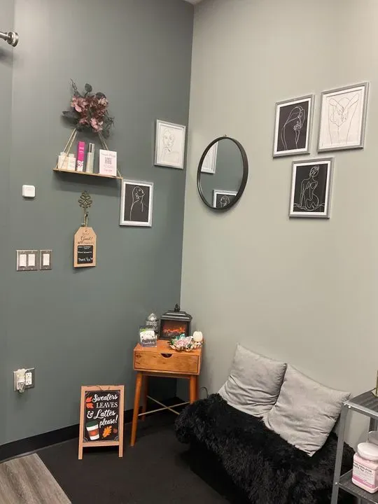 https://cdn.salonspotlight.com/photos/1muGDwooSQQ7eAX6V7up/c238354d-03cc-46e1-aa5e-eb288af5d941_720x720