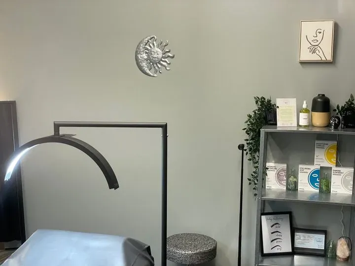https://cdn.salonspotlight.com/photos/1muGDwooSQQ7eAX6V7up/e6a38a67-1fcf-424f-9ca7-ac58618b72fa_720x720