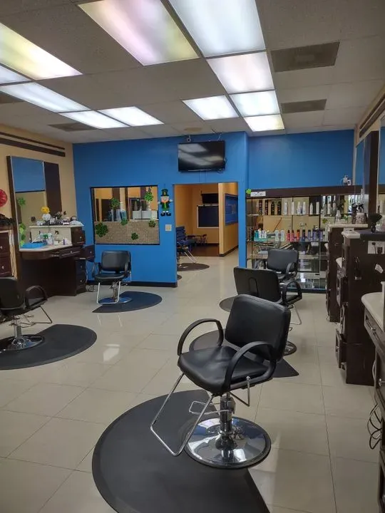 https://cdn.salonspotlight.com/photos/1o5BWquctO7AHcmVP2JW/4e5ffc32-3236-43d3-82c9-830a831b46c2_720x720