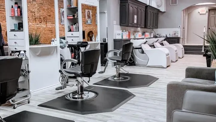 https://cdn.salonspotlight.com/photos/1qG8Mi36Bwucv95jMgVm/1d19a82d-5343-4dcc-9b71-d41f7df96b65_720x720