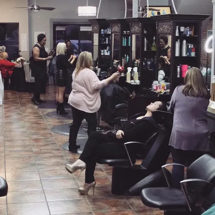 https://cdn.salonspotlight.com/photos/1qG8Mi36Bwucv95jMgVm/5c184ff1-bb66-4ab8-899d-36bc08a12798_720x720
