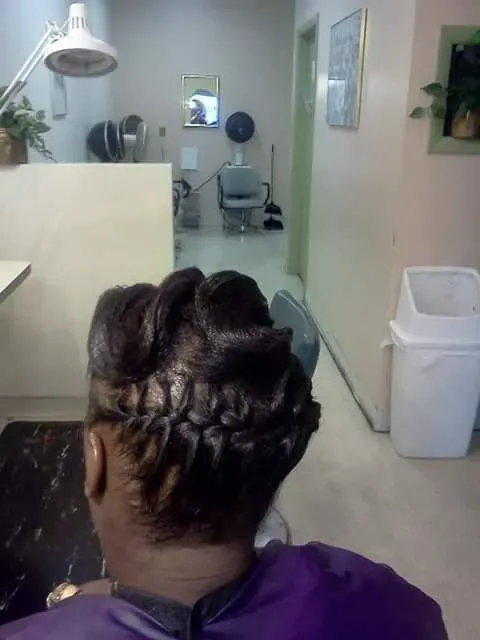 https://cdn.salonspotlight.com/photos/1qMWtNKXnxEvUTidyrNF/4b277553-64c2-4689-8bb1-6d37c1f85942_720x720