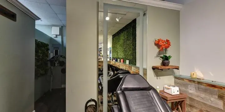 https://cdn.salonspotlight.com/photos/1slu0YW0sF2BWzraxSPW/347780a2-e20f-429b-a65d-aaa74a3b5556_720x720