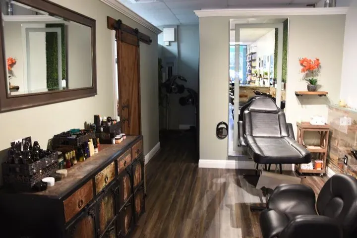 https://cdn.salonspotlight.com/photos/1slu0YW0sF2BWzraxSPW/4d221e39-d5a1-491c-9665-10979e037633_720x720