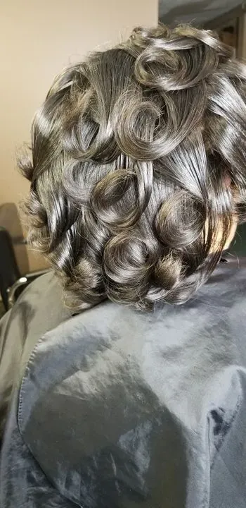 https://cdn.salonspotlight.com/photos/1tQK54dNwxkVG4nx3Vr5/5956b462-2a7b-42d2-9e2d-9f8cb76f674b_720x720