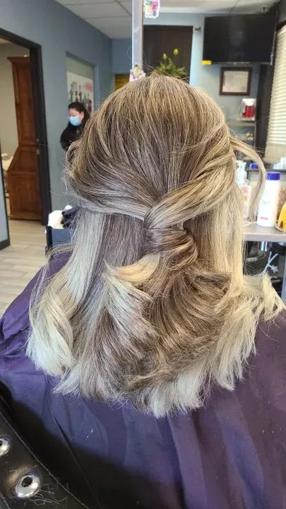 https://cdn.salonspotlight.com/photos/1tZsd0CNXdgqz70eJ9Fw/b536e7f1-8c10-40af-8896-bda4a7fb5dac_720x720