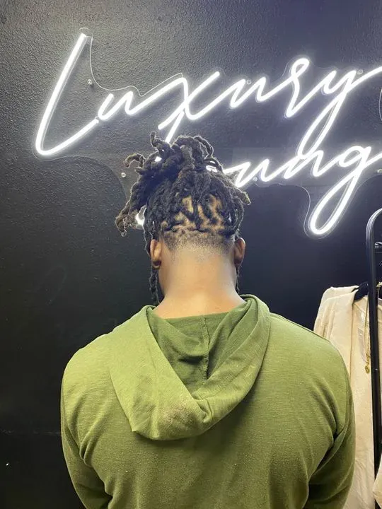 https://cdn.salonspotlight.com/photos/1tfIYMuPo5wnARoPb1ZA/72bc70fa-8188-482e-98f4-1345ac5163b7_720x720