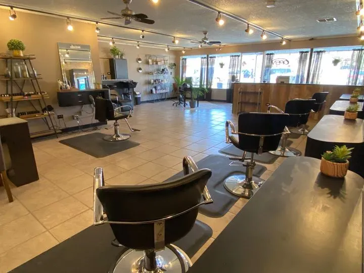 https://cdn.salonspotlight.com/photos/1v2AVKsuLuXj8dRkqXBN/39bd0f16-21eb-4cc4-8d90-dd6745053e18_720x720