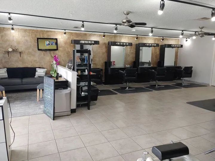 https://cdn.salonspotlight.com/photos/1v2AVKsuLuXj8dRkqXBN/565385d0-2459-44bc-9803-4a90246ac32b_720x720