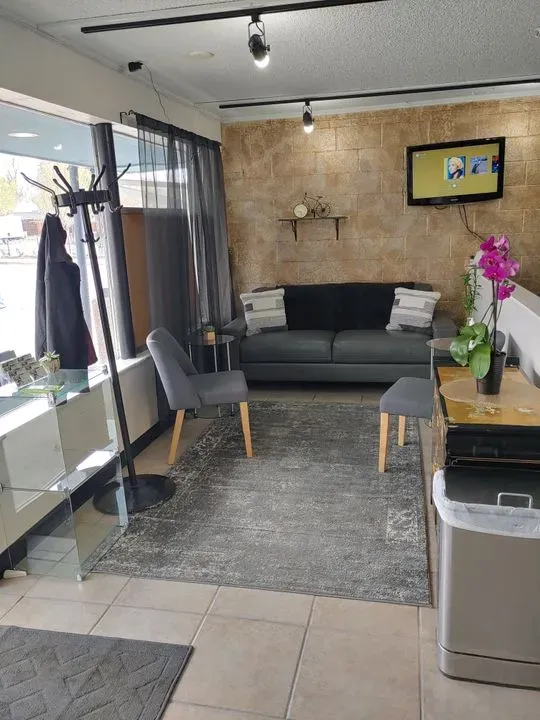 https://cdn.salonspotlight.com/photos/1v2AVKsuLuXj8dRkqXBN/f7460d9d-8ef1-44be-94c1-a5186e618664_720x720