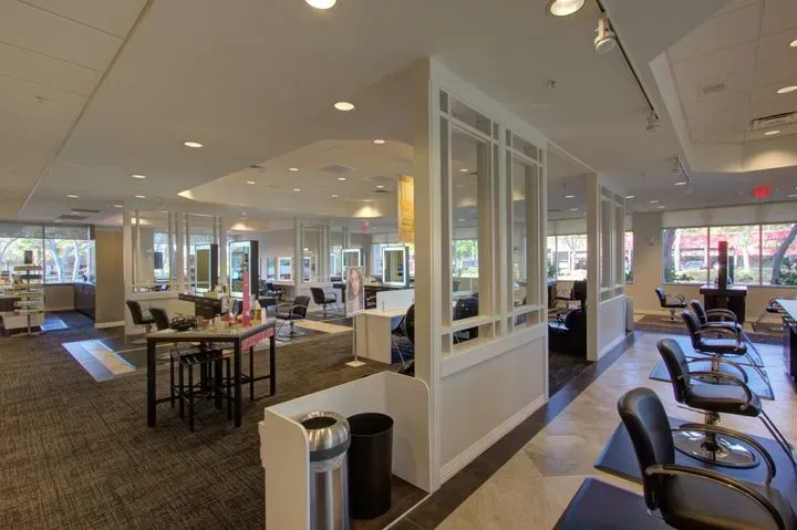 https://cdn.salonspotlight.com/photos/1vhibMY85oBQxR0V9AQ9/36b17197-c0f1-4fa0-be4c-d3fa5b4a9387_720x720