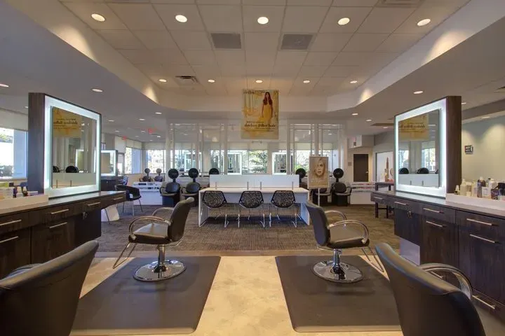 https://cdn.salonspotlight.com/photos/1vhibMY85oBQxR0V9AQ9/7bc181b0-a5c9-414d-a82e-37ba150a4b24_720x720
