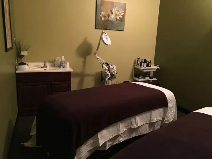 https://cdn.salonspotlight.com/photos/1viy8BgIFEHEJHpZnBC9/6d8a9844-b790-4c49-ba3f-c55f763e2b86_720x720