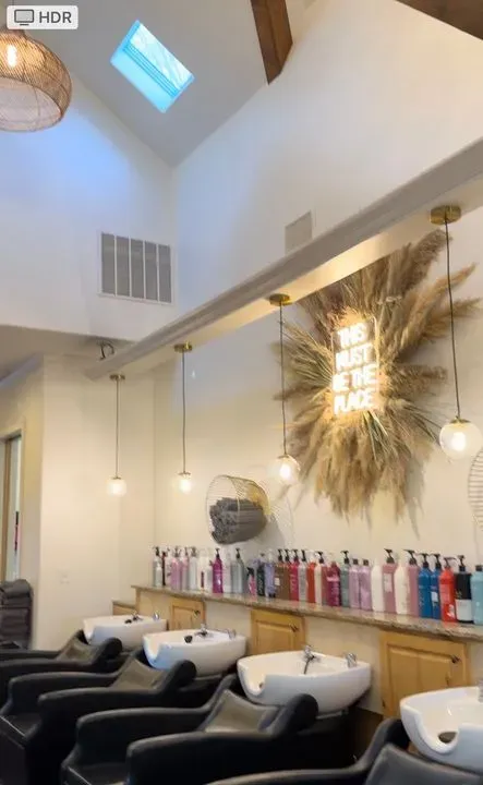 https://cdn.salonspotlight.com/photos/1w1zY7Es8IT9bT0cySYW/24162663-472d-4cc3-a9de-11078eb4910e_720x720