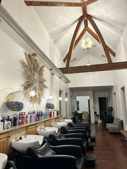 https://cdn.salonspotlight.com/photos/1w1zY7Es8IT9bT0cySYW/b1dc09b7-bb1e-494c-b6f1-af2e0b0a4d55_720x720