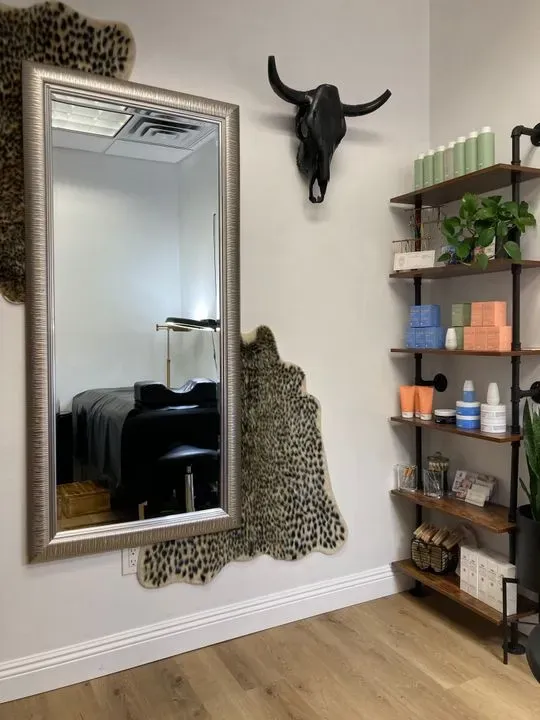 https://cdn.salonspotlight.com/photos/1wBibcwPvAv1dYsvgrzo/90ef0ea6-8a44-4081-af1e-191b9accfe03_720x720