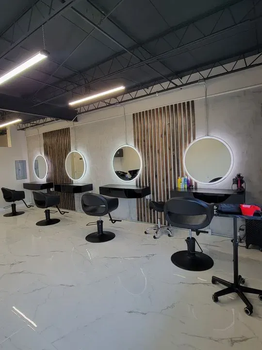 https://cdn.salonspotlight.com/photos/1wyA3JV56AkaZhEig1ZI/489a21d0-8049-49fa-ae3f-c8b771062a13_720x720