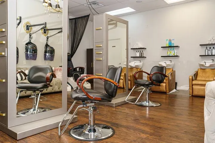 https://cdn.salonspotlight.com/photos/1xHe1Z8TZJdf9j4PJjGM/cc6605dc-c313-478f-8e43-2b2b7d6851d0_720x720