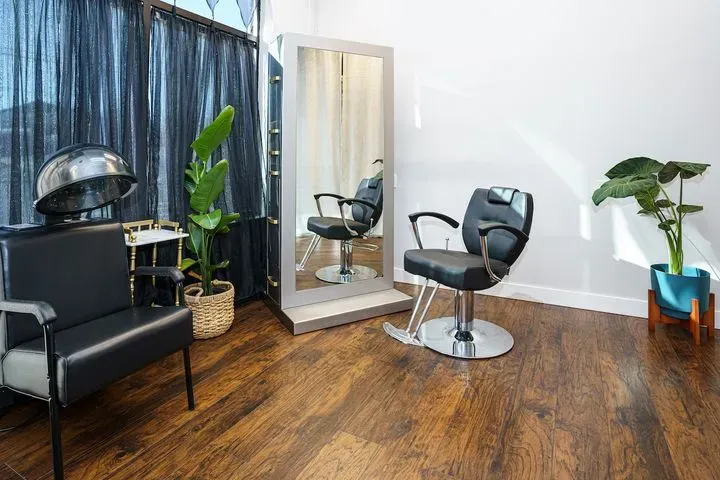 https://cdn.salonspotlight.com/photos/1xHe1Z8TZJdf9j4PJjGM/e69dd700-9020-4520-bfb1-7c00da6cf05d_720x720