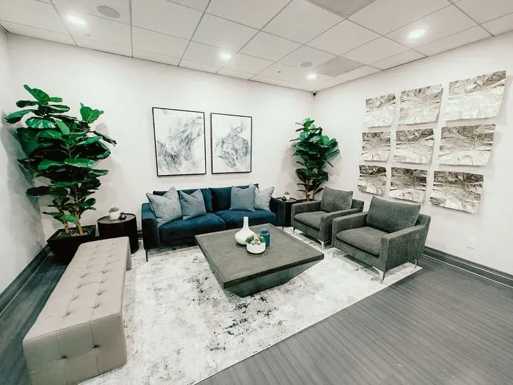https://cdn.salonspotlight.com/photos/1xzvMZoZ3idGZQAZ58tY/7d90710a-ecc3-4ecc-b351-48c120e89e38_720x720