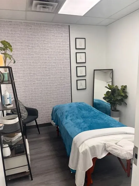 https://cdn.salonspotlight.com/photos/1z21TctlPG8EPWIXBAmG/f73599a6-5fe7-4b9b-8099-7961d923e9f1_720x720