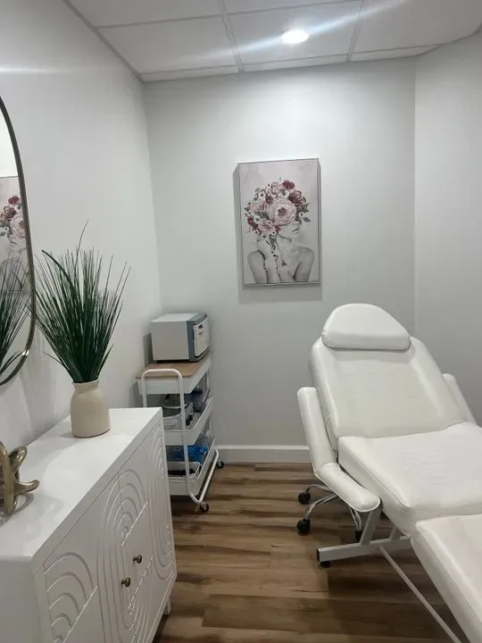 https://cdn.salonspotlight.com/photos/1z2dD2hJSeFlAtCQ8HP9/8ce72d70-2a06-4fe8-93a9-b900e60826c6_720x720
