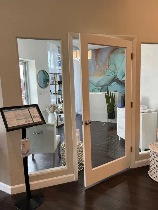 https://cdn.salonspotlight.com/photos/1z2dD2hJSeFlAtCQ8HP9/d0f25a95-c45c-42c5-b9e2-a8be8d87ba35_720x720