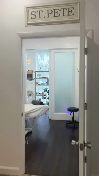 https://cdn.salonspotlight.com/photos/1z2dD2hJSeFlAtCQ8HP9/fcee232e-6518-46a3-b899-1e362eef739a_720x720