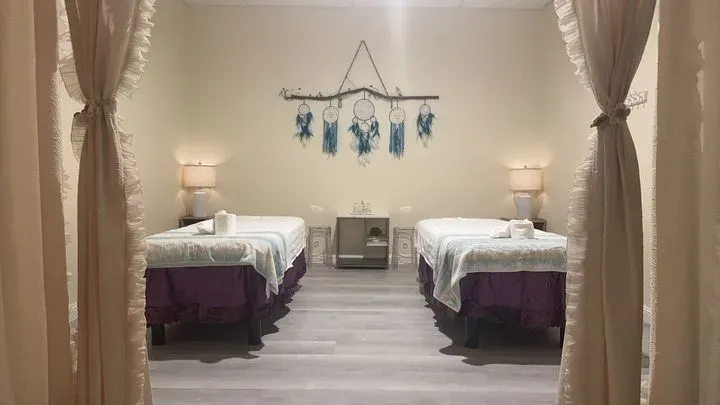 https://cdn.salonspotlight.com/photos/201nq2znAhbE5oGaLYMl/8d194fbb-3c02-415b-a447-78ebf08c31ff_720x720