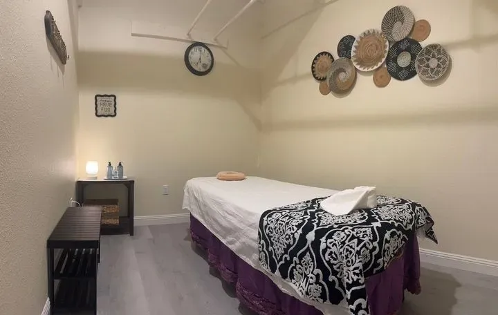 https://cdn.salonspotlight.com/photos/201nq2znAhbE5oGaLYMl/94f372c0-2c4d-4cb4-a8f6-6a5476d78c6d_720x720