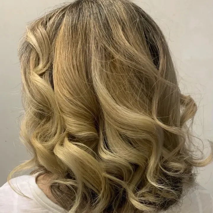 https://cdn.salonspotlight.com/photos/23hrL0ARUMawC5tvm3P8/e3dce284-101b-4396-9059-77d72b8e6c44_720x720