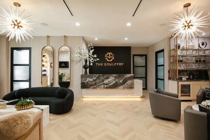 https://cdn.salonspotlight.com/photos/26Ok1fKwdvFL4nrdEBPM/31f00163-7a03-4dd1-9367-299738780560_720x720