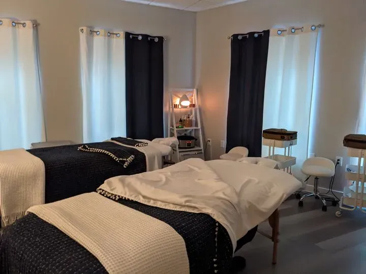 https://cdn.salonspotlight.com/photos/27XUPvXmFw6rFvwJvb28/16d7eb95-21e8-4ff2-ac16-8d7c592707c6_720x720