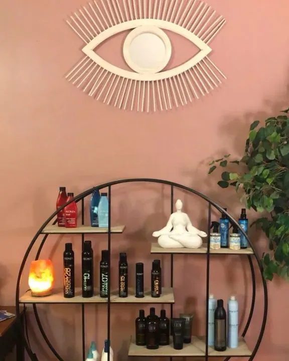 https://cdn.salonspotlight.com/photos/28PBn2ulcPoxm4o1IV1m/f97bb456-ec63-4e94-a046-13a732e443b9_720x720