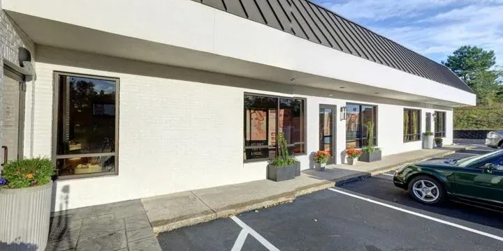 https://cdn.salonspotlight.com/photos/29K4a7Nw2gML1NyQCd1O/5bc3b819-7268-43d2-bf70-3c017ff31ec8_720x720