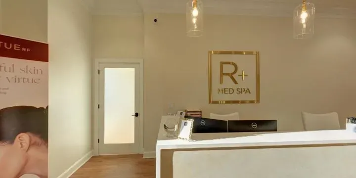 https://cdn.salonspotlight.com/photos/29K4a7Nw2gML1NyQCd1O/66220351-4747-4ffd-bf68-b8b0ad3a5b35_720x720