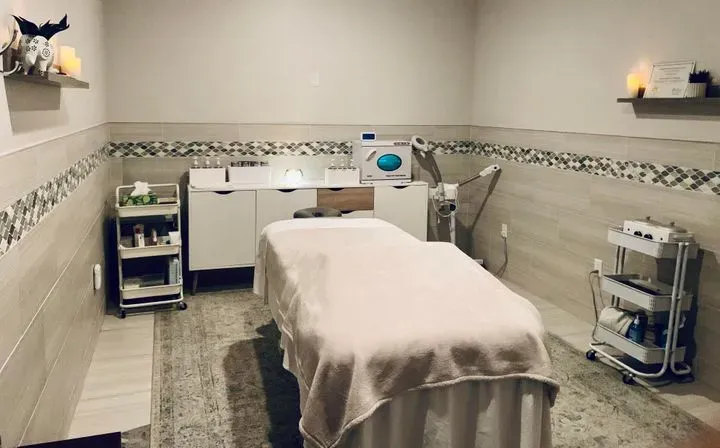 https://cdn.salonspotlight.com/photos/2AQFkRgn0lCsYgRj5PVL/233d3e5f-6249-4de3-a382-074fc4dda75e_720x720