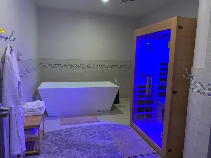 https://cdn.salonspotlight.com/photos/2AQFkRgn0lCsYgRj5PVL/d387e7b5-2a5a-4ad9-bb03-ea7c90aff6b7_720x720