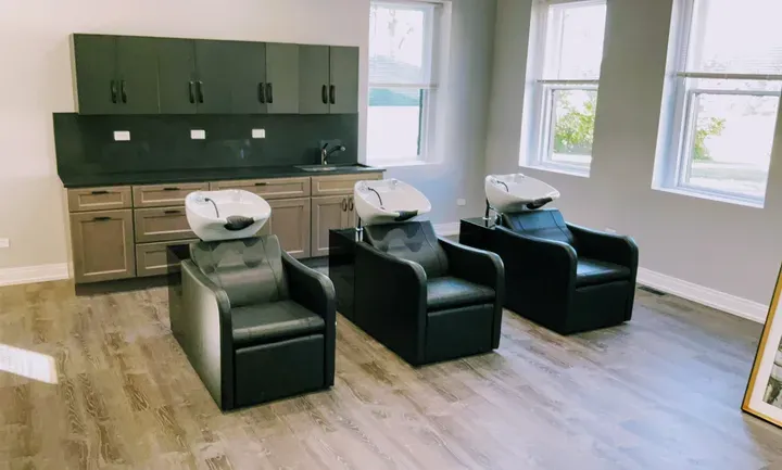https://cdn.salonspotlight.com/photos/2AZ2mar3NX0RAF2g9GpH/05e03748-014c-4aff-9342-912ff1b6ef6a_720x720